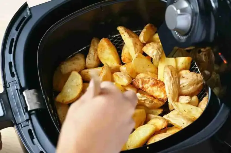 Can you put a paper towel in an air fryer?